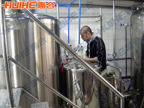 江蘇南通1500L全自動CIP清洗系統(tǒng)調(diào)試現(xiàn)場圖3